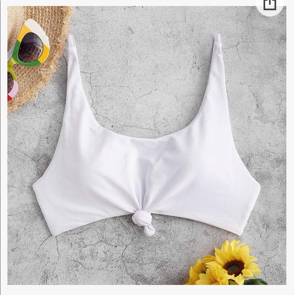Woman’s white scoop neck bikini top.
